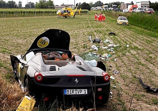 Paura alla Mille Miglia: incidente di una Ferrari con quattro feriti Paura alla Mille Miglia: incidente di una Ferrari con quattro feriti