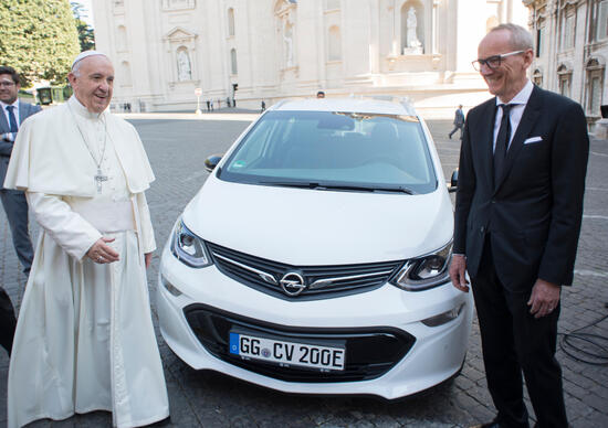 Opel Ampera-e, ora anche Papa Francesco ne ha una Opel Ampera-e, ora anche Papa Francesco ne ha una
