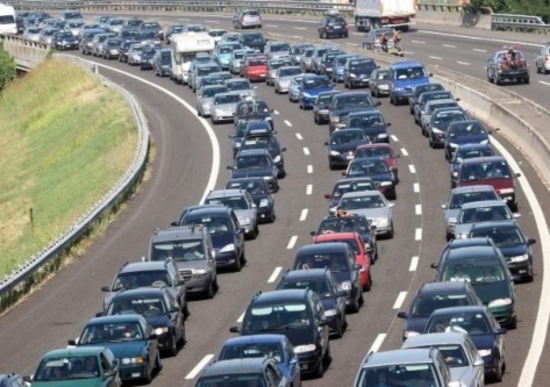 Attraversavano a piedi l'autostrada A12: un morto travolto da furgone Attraversavano a piedi l'autostrada A12: un morto travolto da furgone