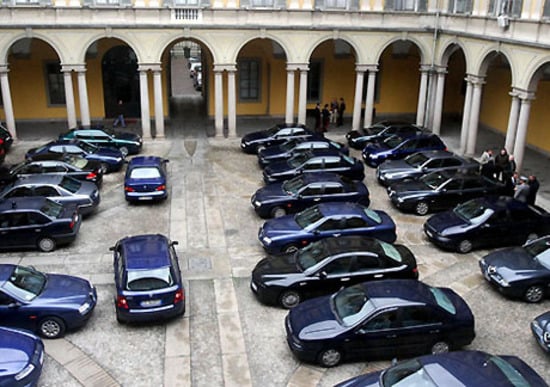 Auto blu sempre di più! Ma non dovevano sparire? Invece aumentano Auto blu sempre di più! Ma non dovevano sparire? Invece aumentano