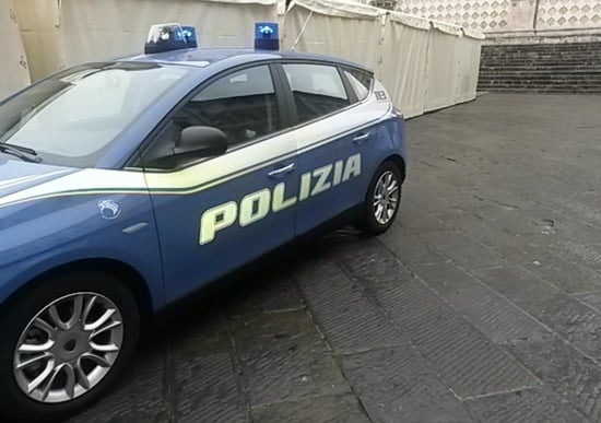 Dimentica figlia in auto, salvata da Ps Dimentica figlia in auto, salvata da Ps