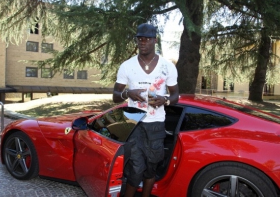 Balotelli a 200 Km/h, sarebbe stato da ritiro della patente ma... Balotelli a 200 Km/h, sarebbe stato da ritiro della patente ma...