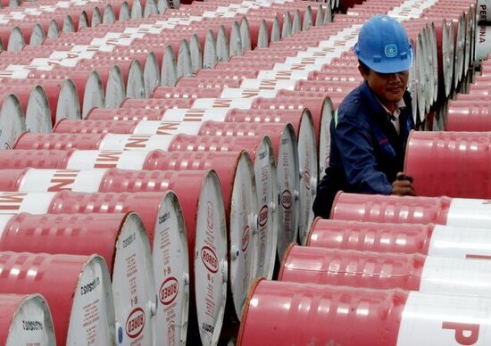Perché il petrolio a prezzi stracciati fa tremare il mondo Perché il petrolio a prezzi stracciati fa tremare il mondo