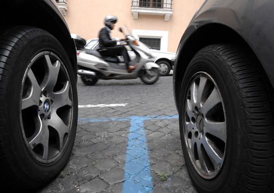 Ausiliari del traffico: possono multare solo per infrazioni su strisce blu Ausiliari del traffico: possono multare solo per infrazioni su strisce blu