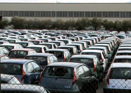 Tra sogno e realtà: gli italiani cercano BMW e Mercedes ma comprano Fiat e VW