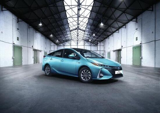Salone di Parigi 2016, svelata la Toyota Prius Plug-In Hybrid restyling