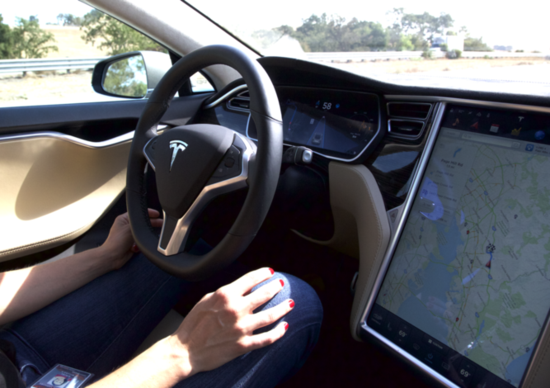 Tesla, California chiede bando del nome “AutoPilot”