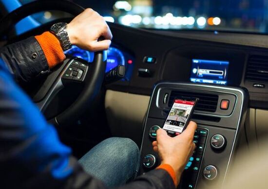 Smartphone alla guida: se non lo usi vieni premiato
