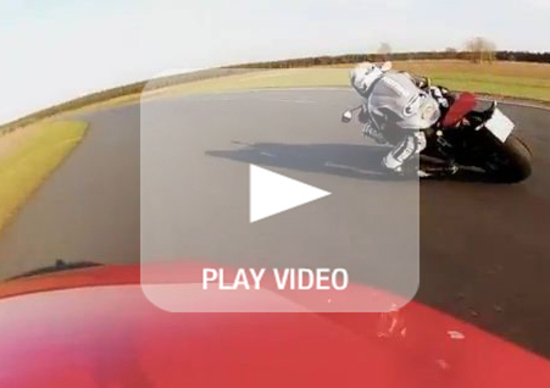 Ducati 1199 Panigale S vs. Audi TT RS: scontro in famiglia Ducati 1199 Panigale S vs. Audi TT RS: scontro in famiglia
