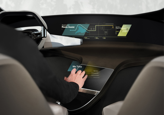 BMW, al CES 2017 il concept di un touchscreen virtuale BMW, al CES 2017 il concept di un touchscreen virtuale