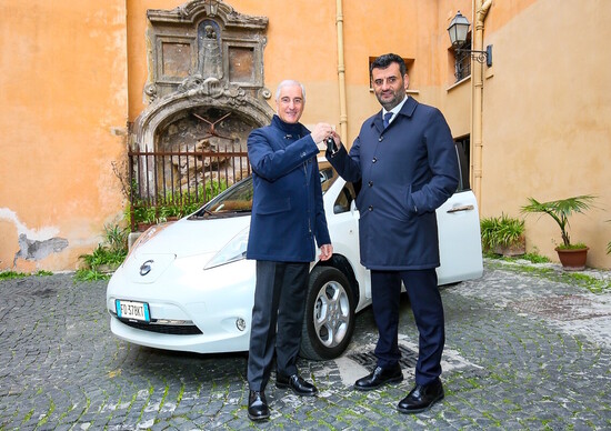 Nissan Italia consegna una Leaf al Presidente dell’Anci