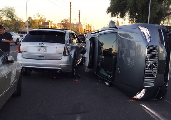Guida autonoma, incidente per l'auto di Uber. Test sospesi Guida autonoma, incidente per l'auto di Uber. Test sospesi