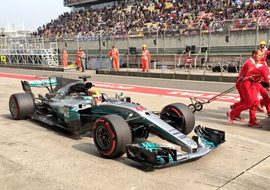 F1, Gp Cina 2017: pole per Hamilton. Secondo Vettel